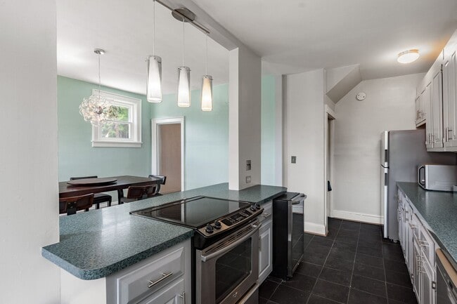 Building Photo - Classic Fan Rowhome for Lease