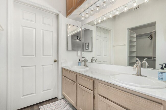 Building Photo - 220 N 22nd Pl