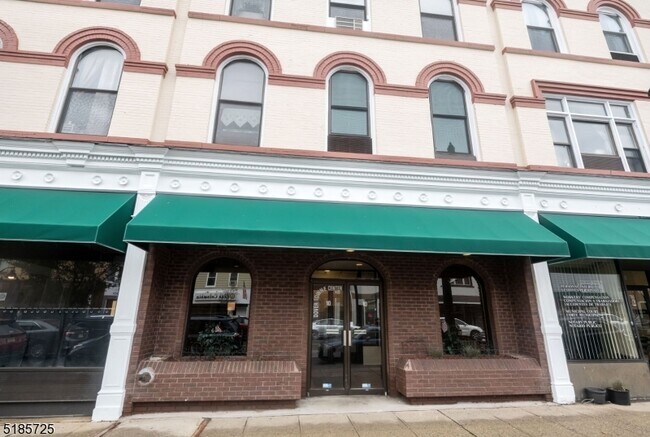 Primary Photo - 6 E Blackwell St