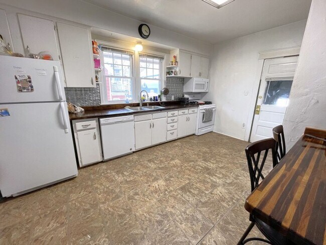 Building Photo - 1608/10 Hoyt St.