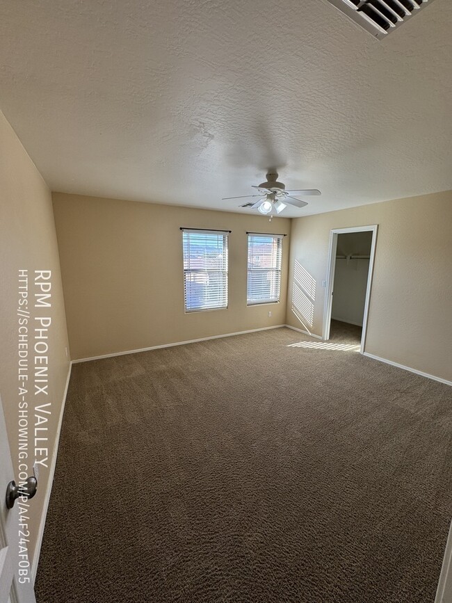 Building Photo - Cozy 4 bed / 2.5 bath with new carpet in p...