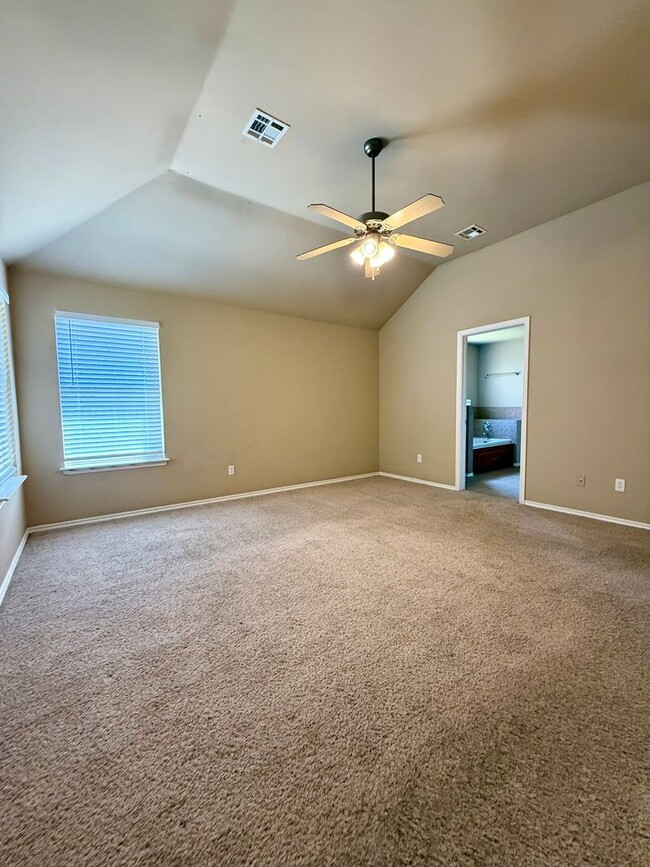 Building Photo - Beautiful home located by Heart Hospital o...