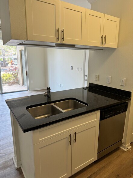 Building Photo - 6475 Emerald Dunes Dr