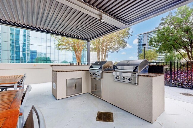 Building Photo - 360 Nueces St