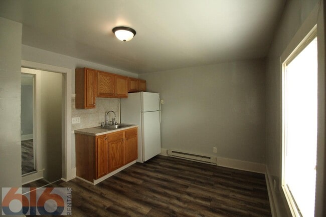 Building Photo - 817 Douglas St NW