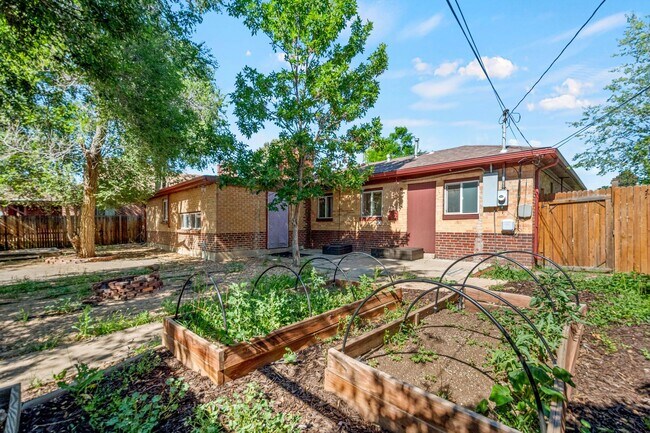 Building Photo - Fantastic Home in City Park North - Has it...