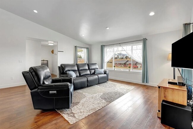 Building Photo - Beautiful 4 bed 2 bath on 1.37 acres in Corvallis.