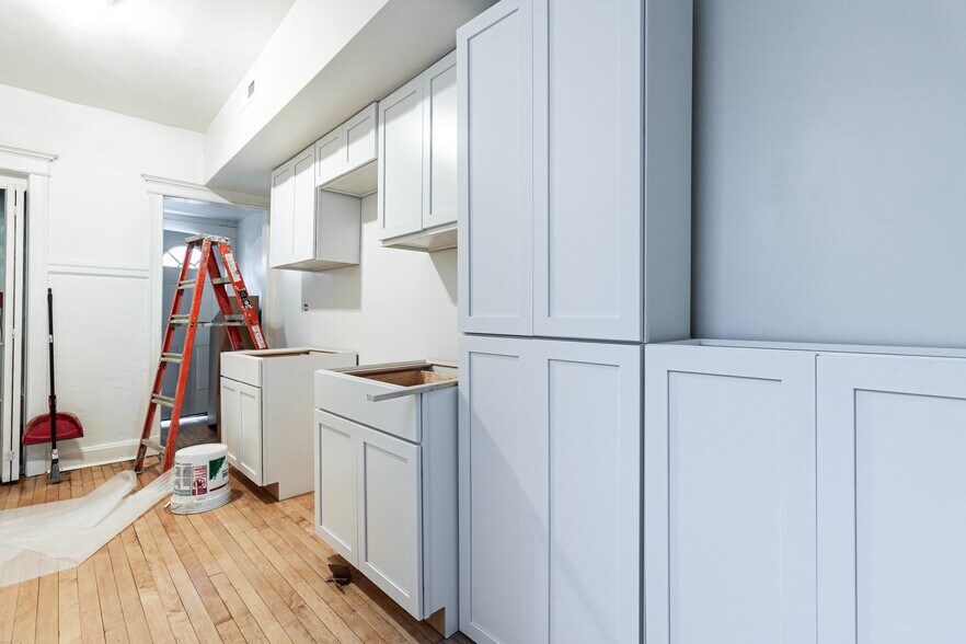 Building Photo - 910 W Belle Plaine Ave