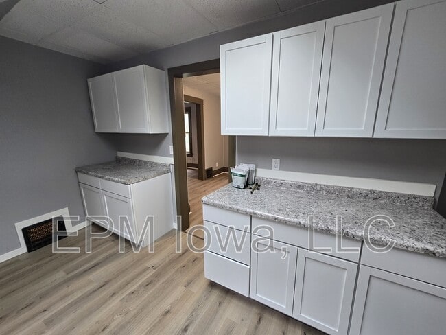 Building Photo - 419 Bratnober St