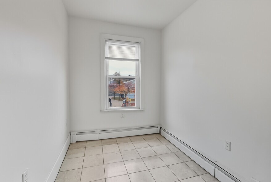 Building Photo - 571 Somerville Ave