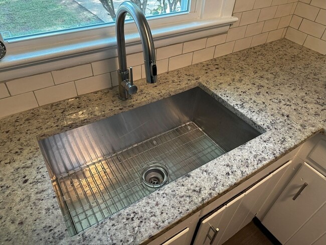 Building Photo - **Newly Remodeled 2 Bedroom, 1 Bath Home for Rent**