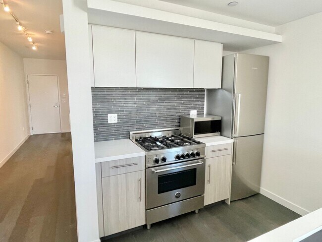 Building Photo - HIP 2BR/2BA Inner Mission Top Floor Boutiq...