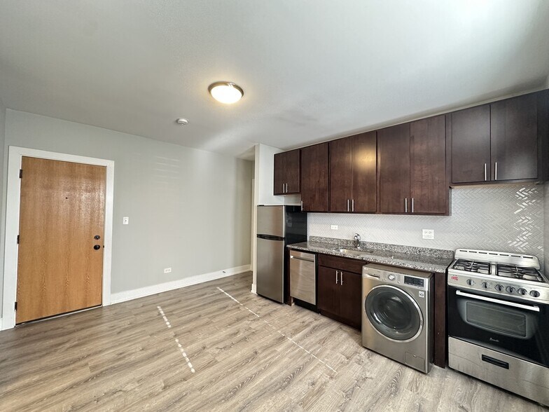 Building Photo - 533 W Belden Ave