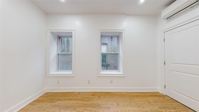 Building Photo - 2050 Strauss St