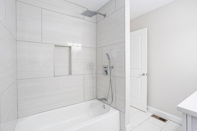 Building Photo - Townes of West Albany