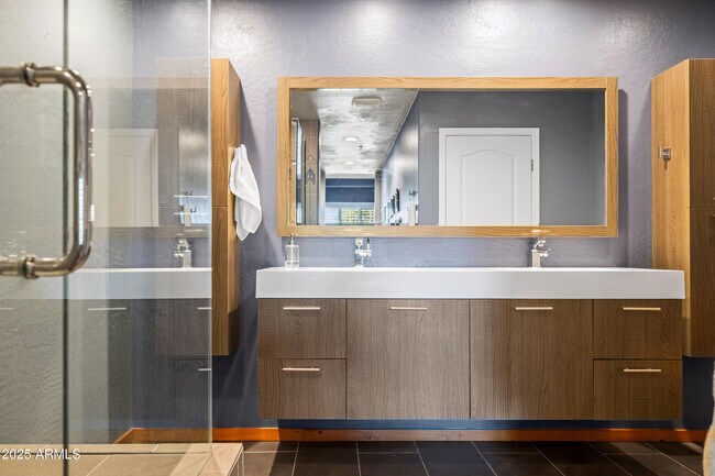 Building Photo - 17 W Vernon Ave