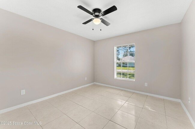 Building Photo - 158 Empress Ave