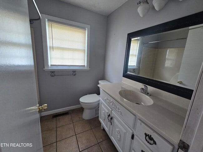 Building Photo - 415 Highland Dr