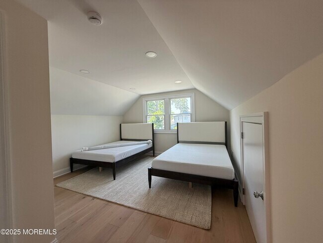 Building Photo - 977 Woodgate Ave