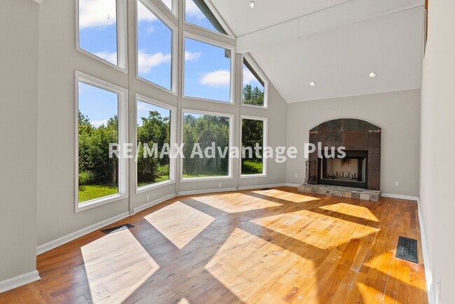 Building Photo - Picturesque 3-Bedroom Home with Cathedral ...