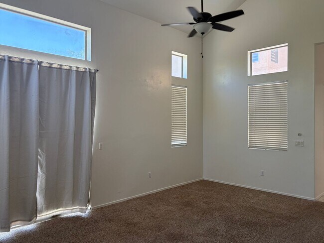Building Photo - Must See 3 bedroom home! Near Downtown and...
