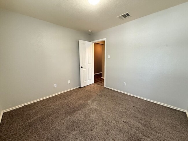 Building Photo - Nice 3 bedroom 2 Bath One Story Home..Avai...