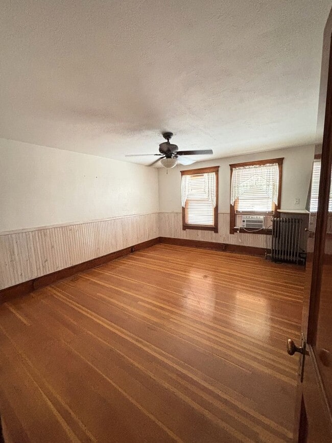 Building Photo - Make This House Your Home—Deposit Moves Yo...