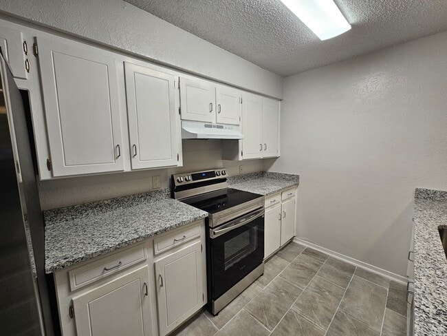 Building Photo - Beautifully Renovated 2-Bedroom Half Duple...