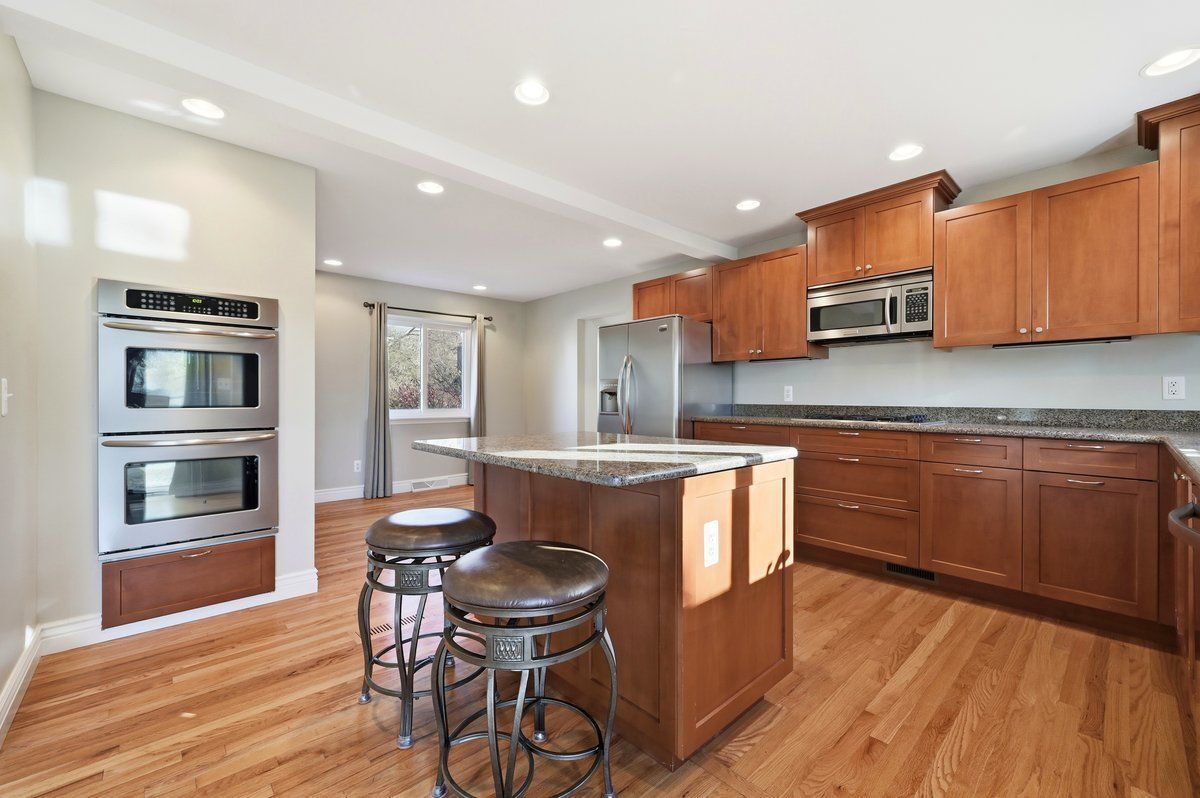 Building Photo - 5595 Birdview Heights