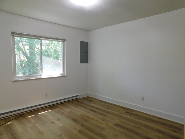 Building Photo - 245 Brookridge Ct