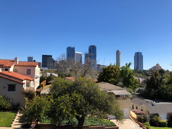 Building Photo - 1845 Holmby Townhome - MUST SEE!