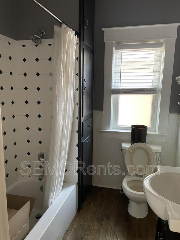 Building Photo - 318 Merriwether St