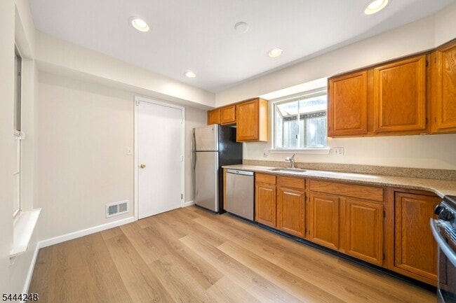 Building Photo - 123 Harrow Dr