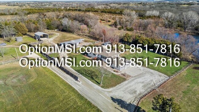 Building Photo - Country Charm Just Minutes From Lawrence!