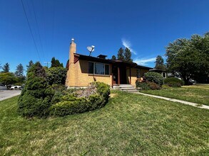 Building Photo - Available Now!! 3-bedroom, 2 bath home on a corner lot near Hamblen Elementary School