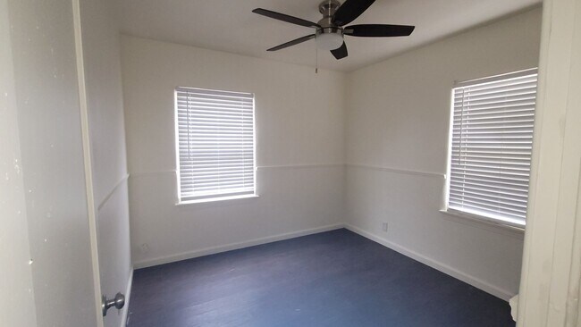 Building Photo - 9820 Greenacres Dr