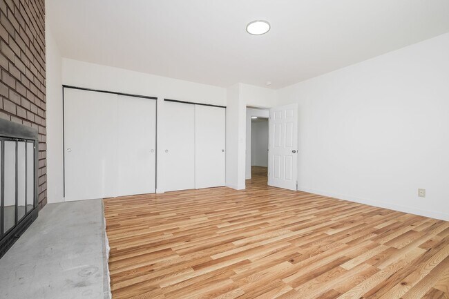 Building Photo - Versatile 5 Bedroom Retreat with Office and Outdoor Living in Burien