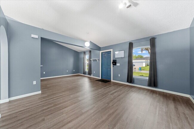 Building Photo - Palm Bay Gem