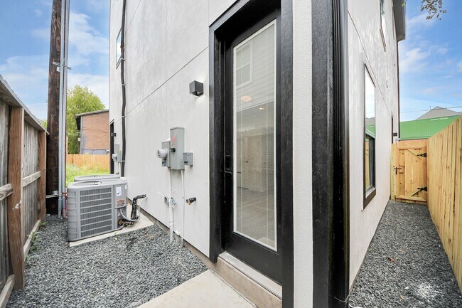 Building Photo - 4410 Allen St