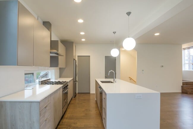 Building Photo - 3Bd/3.25Ba Seattle Home