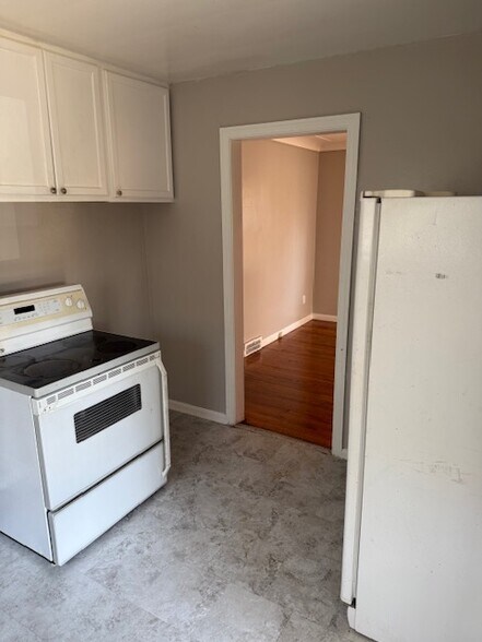 Building Photo - 9525 Robson St