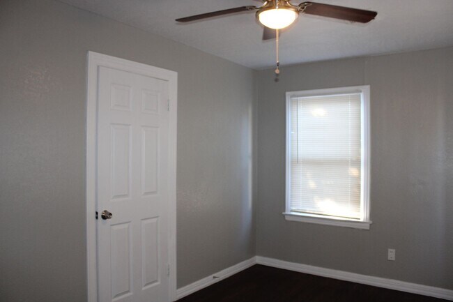Building Photo - 3 or 4 bedrooms! Your Choice!