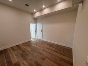 Building Photo - 1015 W 21st St