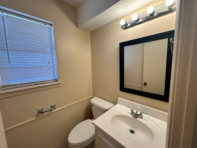 Building Photo - 3-bed 1.5-bath Rental Home Available in No...