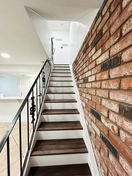 Stairs - 1721 Normandy Pl