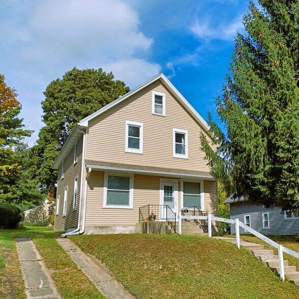 Front of House - 1052 Poplar St