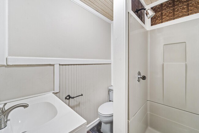 Building Photo - 9485 Waterman Dr