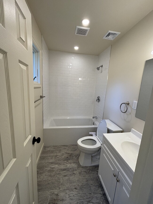 Building Photo - Newly renovated 2 Bedroom home!