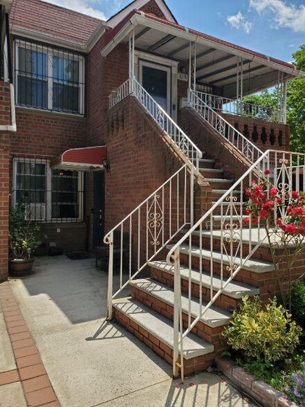 Building Photo - 615 E 55th St