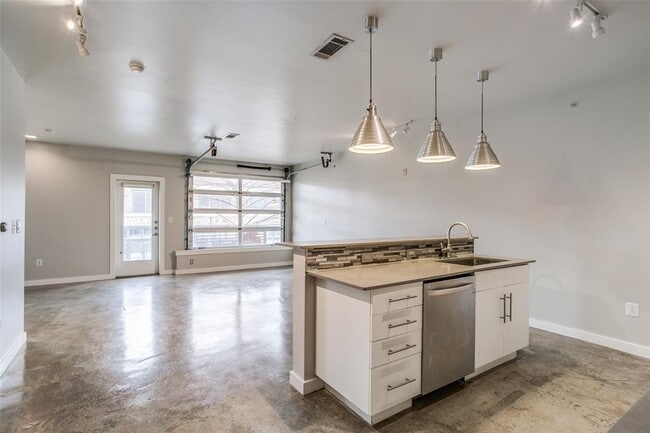 Building Photo - 1111 S Akard-2242